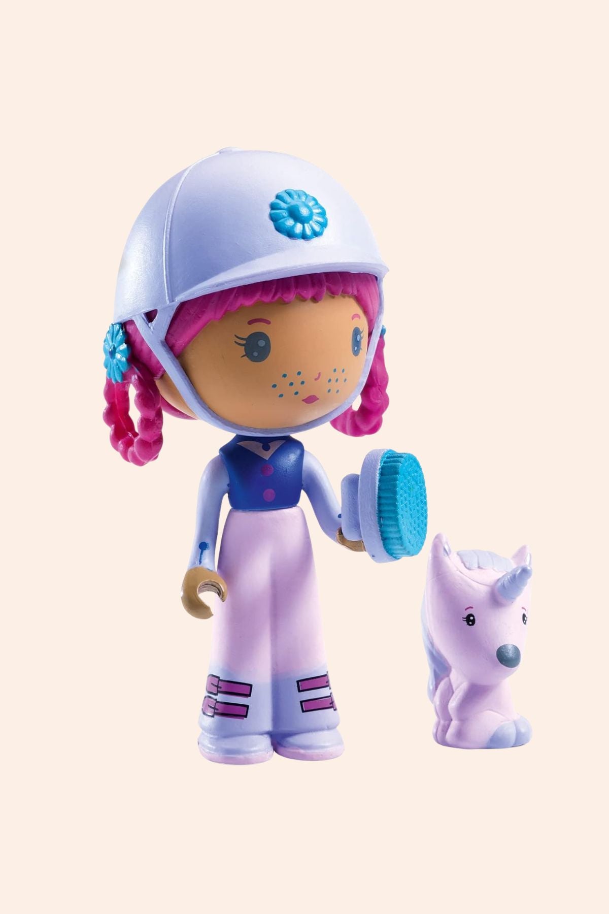 Djeco -  Tinyly  - Joe & Gala - Strawberries & Cream - Figurines - Collect them all - Collectibles - Friendship - Ingrid Lewis - Designer  
Toy figure with helmet and unicorn.