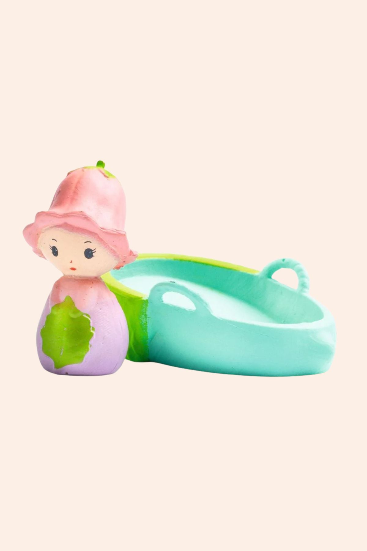 Djeco - Tinyly - Lily & Sylvestre doll - Strawberries & Cream - Figurines - Collectables - Fun for all - Friendship - Tinylyworld - Ingrid Lewis - Designer
Toy figure of a girl with a pink hat and green dress next to a green toy bathtub.