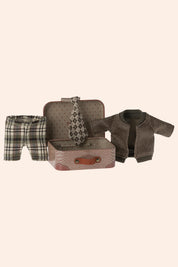 Maileg - Grandpa Mouse - Jacket, Pants and Tie in Suitcase - Strawberries & Cream