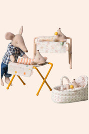 Maileg - Mouse - Nursery Table - Ocher - Strawberries & Cream 