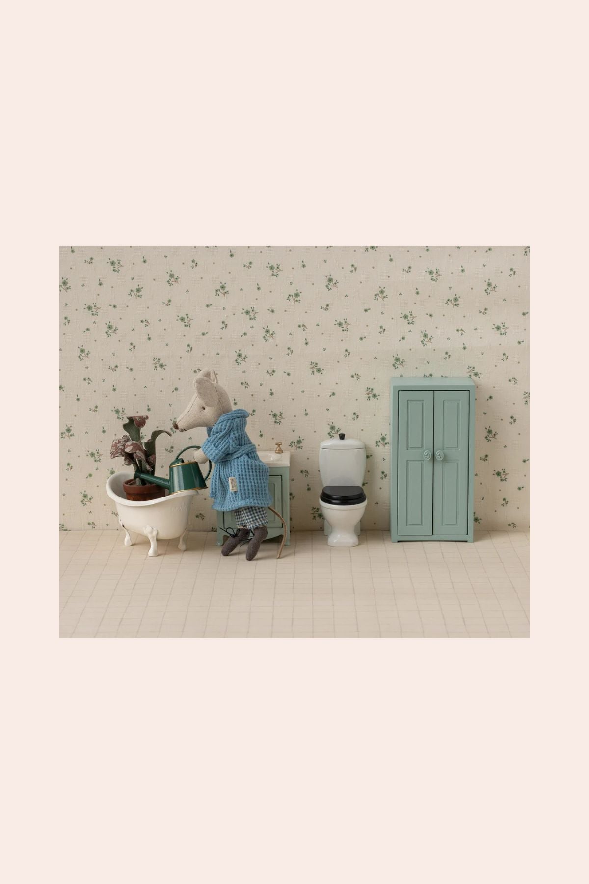 Maileg - Mouse - Watering Can - Dark Green Strawberries & Cream