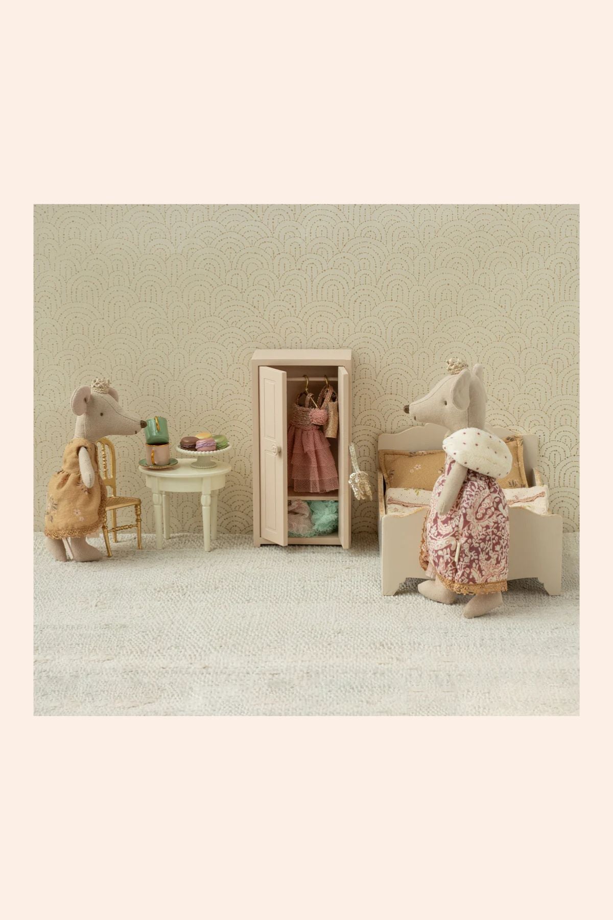 Maileg - Queen Mouse - Mum - Strawberries & Cream - luxury - Ingrid Lewis - Designer
Miniature toy figures in a room with furniture and decor.