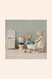 Maileg - Sink Dresser Mirror - Mouse - Powder - Strawberries & Cream - Ingrid Lewis - Designer
Toy mice in a bathroom setting with bathtub, toilet, and sink.