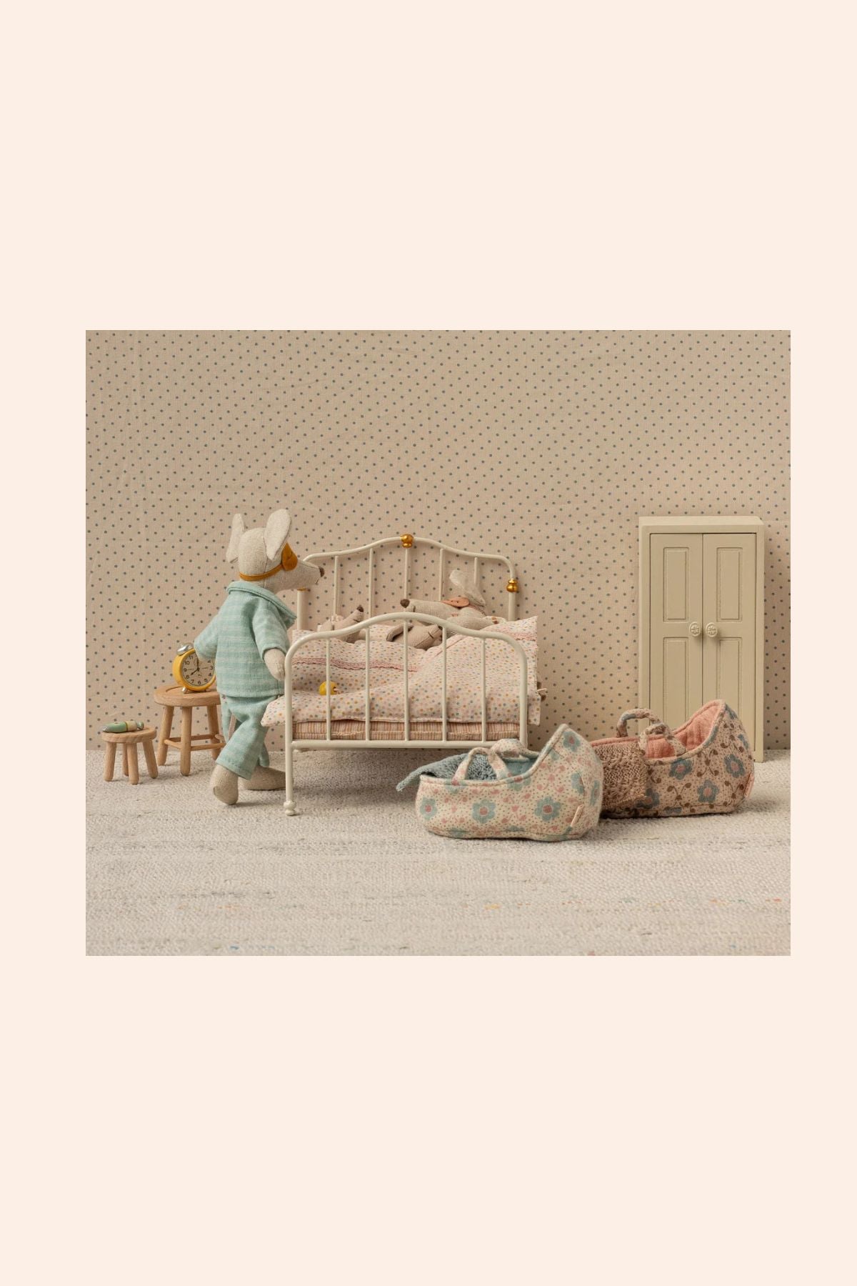 Maileg - Vintage Bed - Mouse - Off White - Strawberries & Cream 