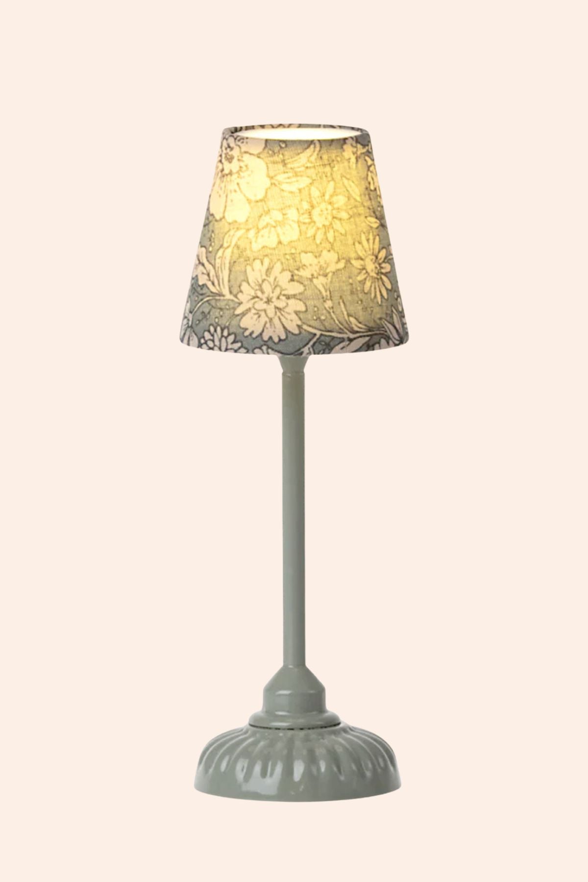 Maileg - Vintage Floor Lamp - Small - Antracite - Strawberries & Cream - Ingrid Lewis - Designer
Table lamp with floral-patterned shade.