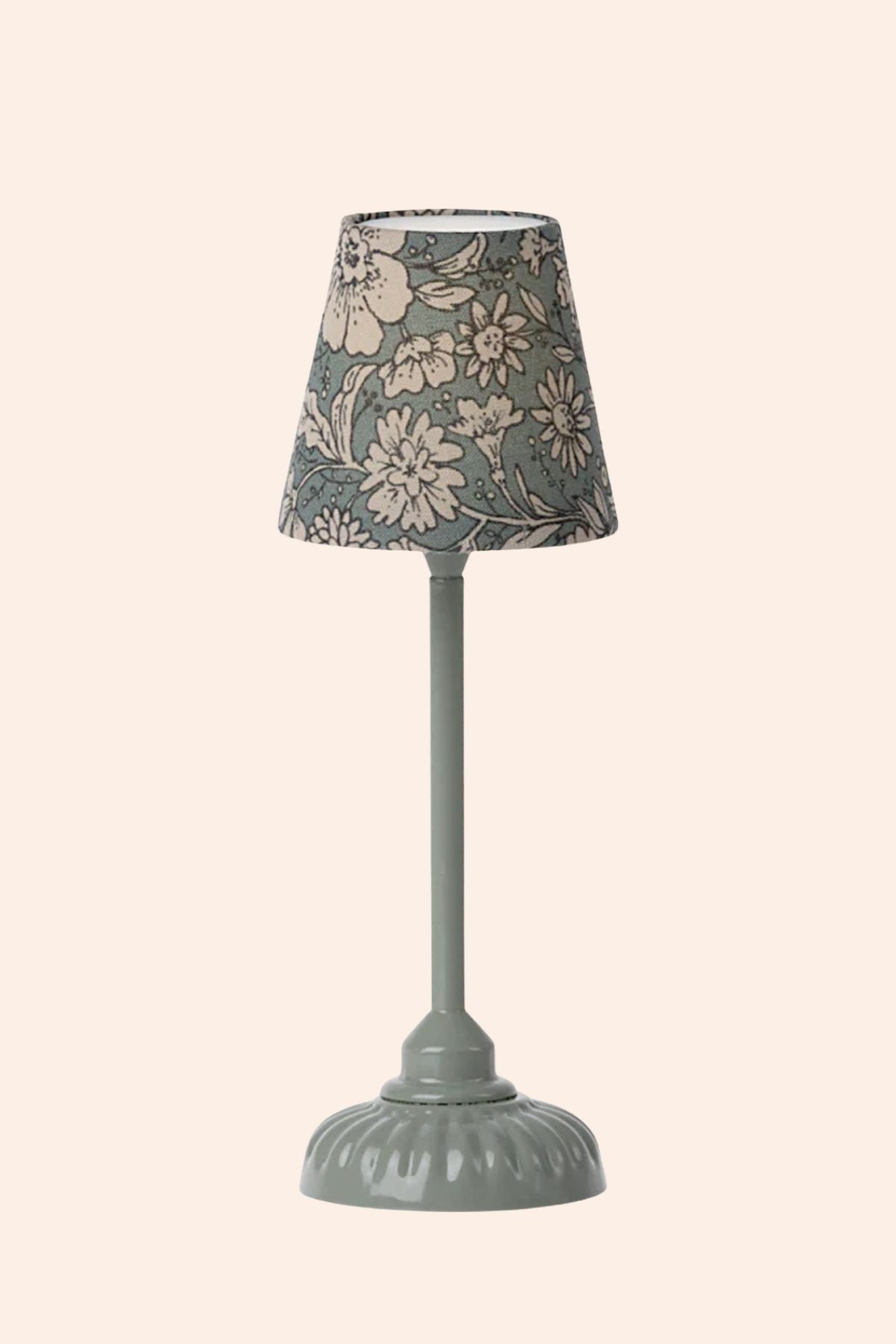 Maileg - Vintage Floor Lamp - Small - Antracite - Strawberries & Cream - Ingrid Lewis - Designer
Table lamp with floral-patterned shade.