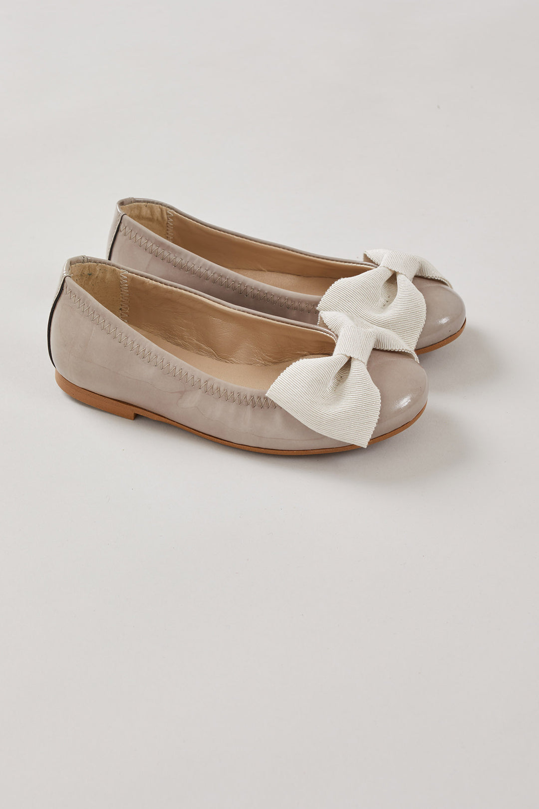 Patent Leather Ballerina Bow In Taupe